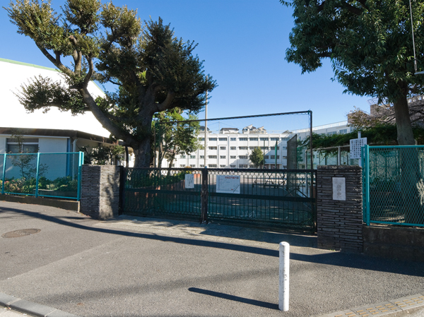 Surrounding environment. South Junior High School (about 1200m ・ A 15-minute walk)