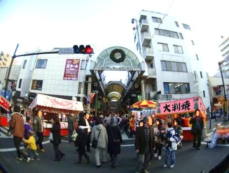 Shopping centre. 800m to Yokohama Bridge shopping street