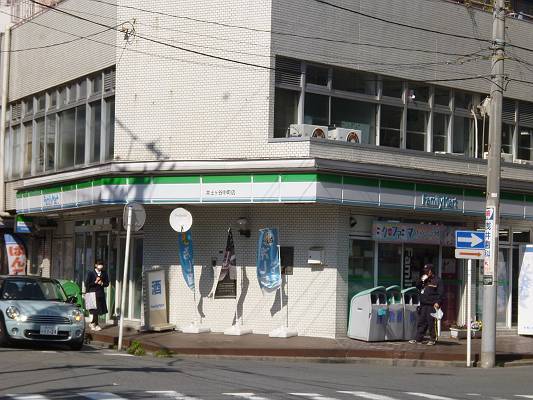Convenience store. 500m to Family Mart (convenience store)