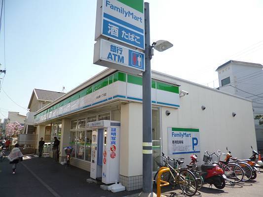 Convenience store. 300m to Family Mart (convenience store)