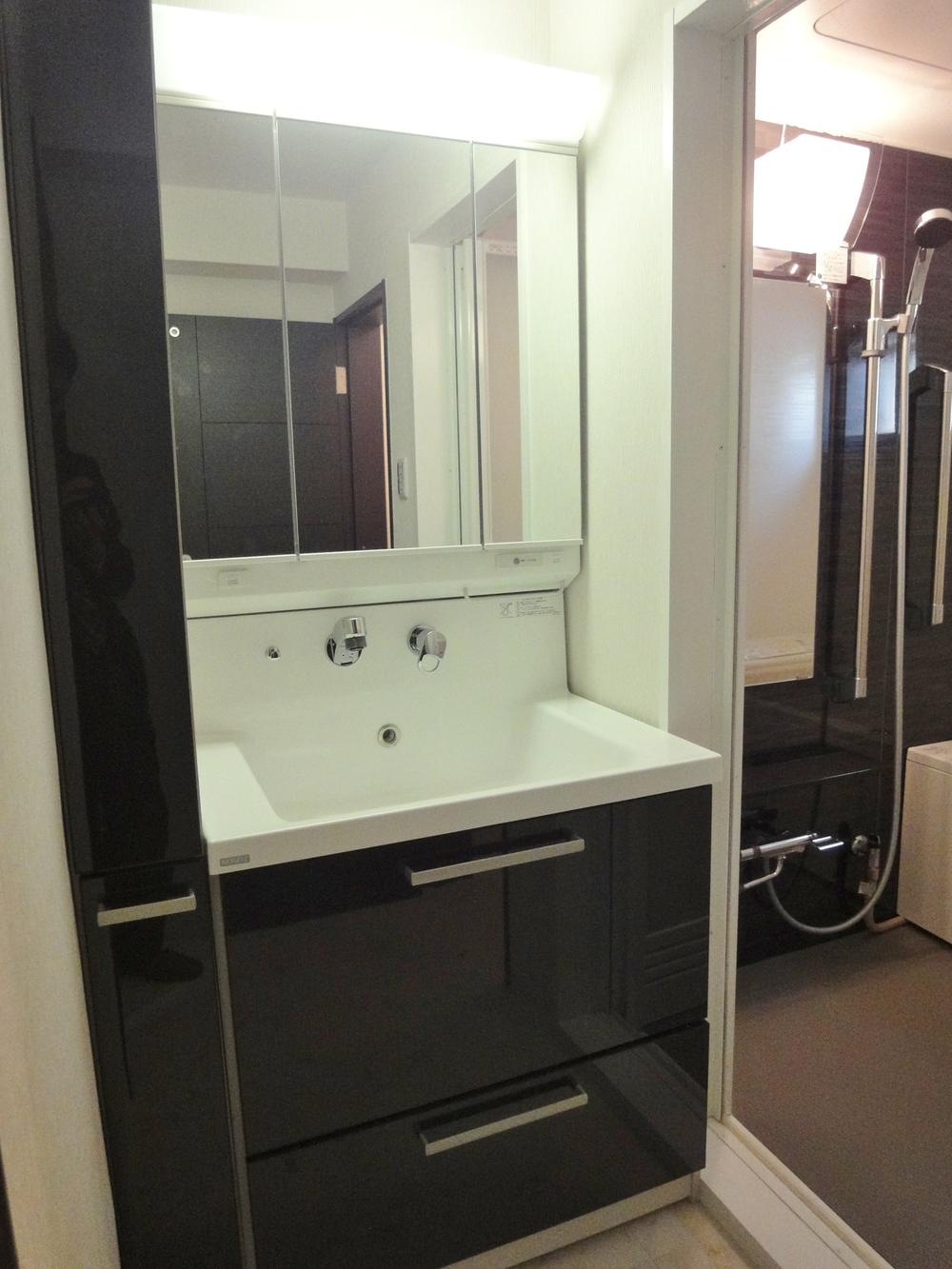 Wash basin, toilet. Indoor (12 May 2013) Shooting