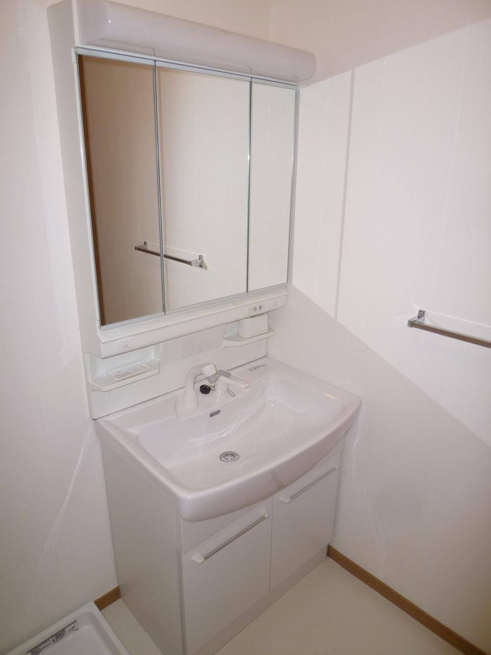 Wash basin, toilet. Indoor (November 18, 2013) Shooting
