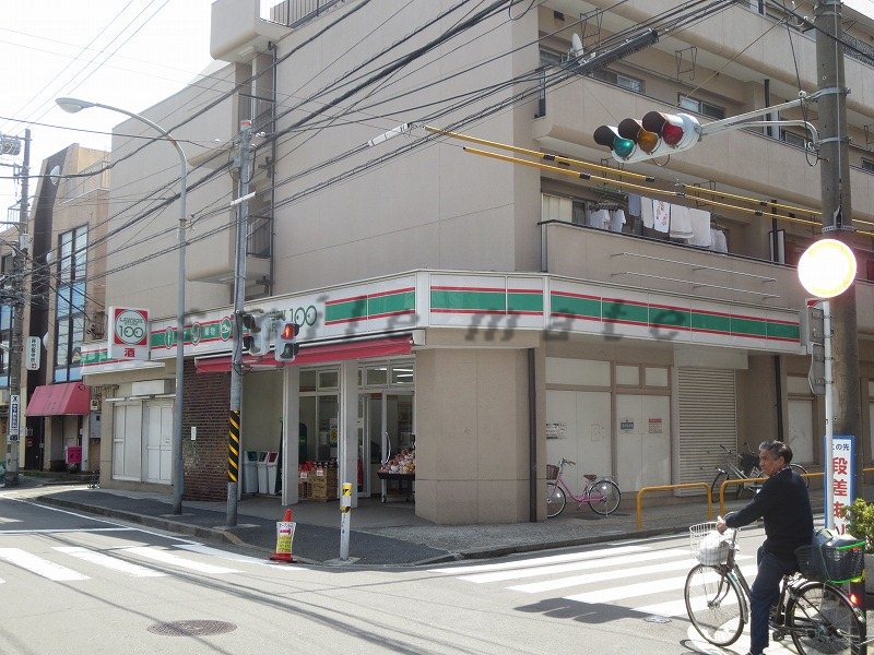 Convenience store. STORE100 (convenience store) to 267m