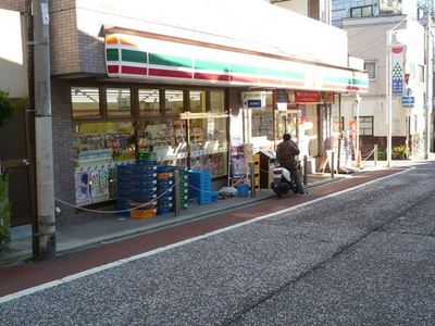 Convenience store. 300m to Seven-Eleven (convenience store)