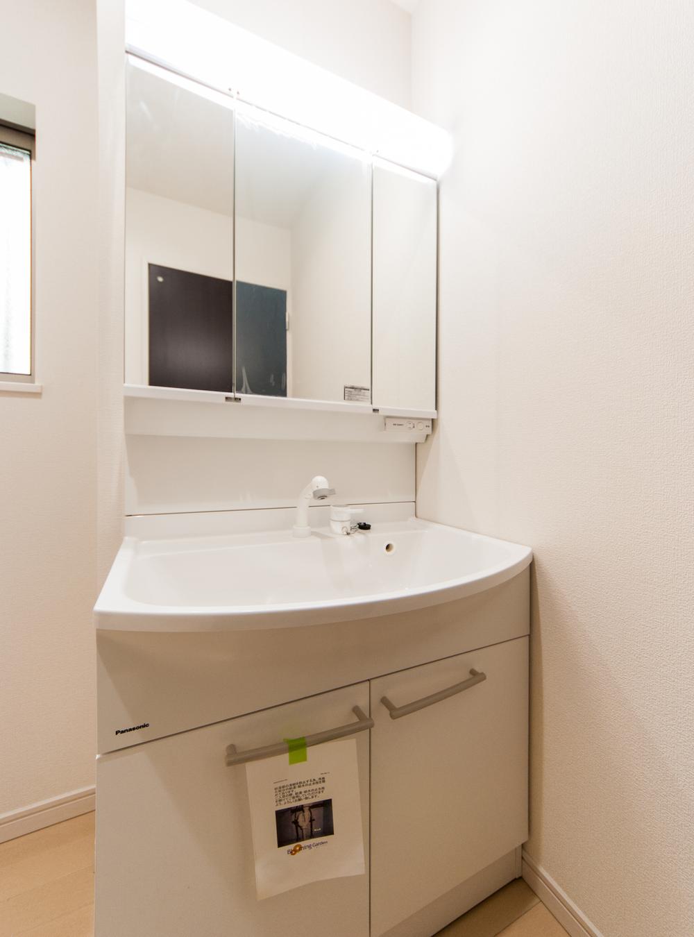 Wash basin, toilet. Easy to vanity-to-use in a large bowl ・ ・ It is easy to clean