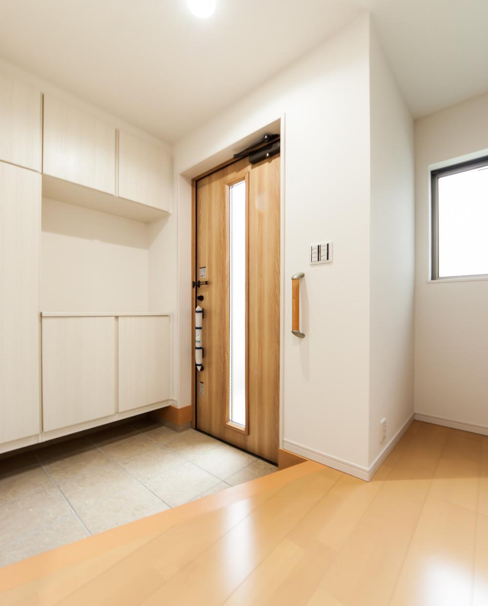 Entrance. Bright entrance (5 Building)