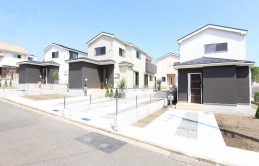 Local appearance photo. Spacious garden boasts of housing