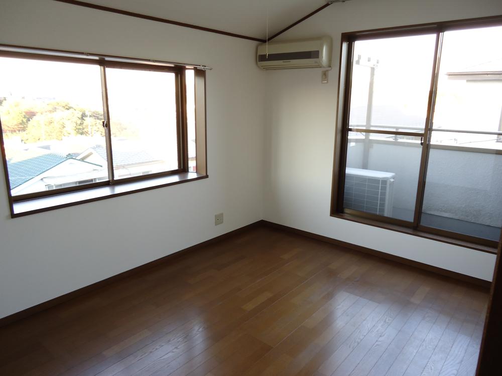 Non-living room. Second floor Western-style left and right in with loft! 