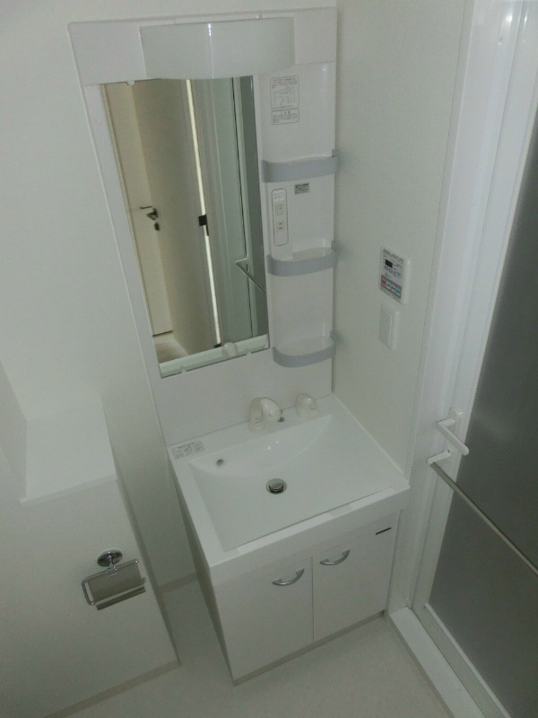 Washroom. Independent wash basin shower
