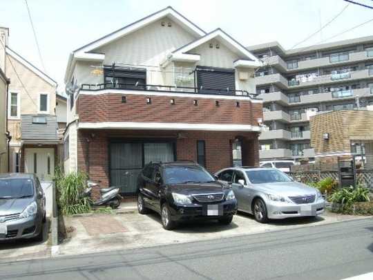 Local appearance photo. Building appearance (1) ☆ No difference in height from the road surface ☆ Car space three (about 7.0