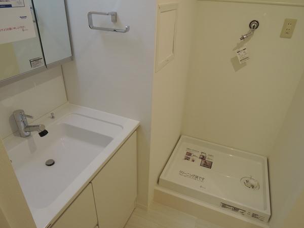 Wash basin, toilet. Interior