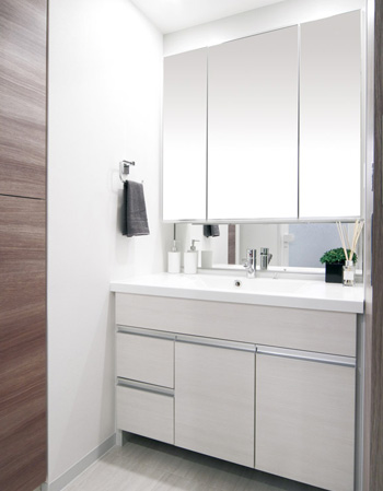Bathing-wash room.  [Three-sided mirror (mirror cabinet)] It was to ensure clean dispose of storage space from small parts to cosmetics of stock.