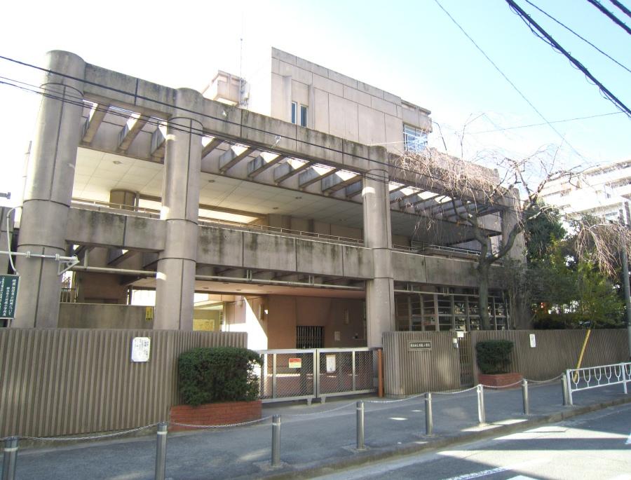 Primary school. Hie 600m up to elementary school