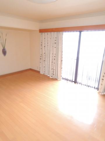 Non-living room. Bright with balcony main bedroom (8.8 quire)