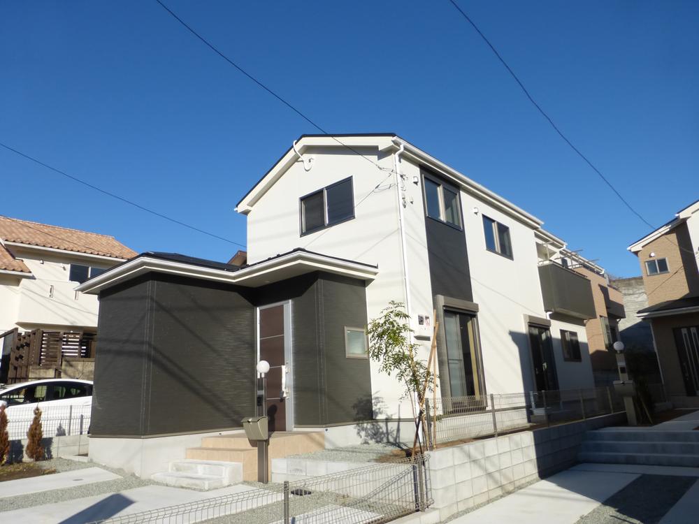 Local appearance photo. 1 Building Local (December 22, 2013) Shooting Keihin Electric Express Railway "Gumyoji" station bus 10 minutes! All building two-storey ☆