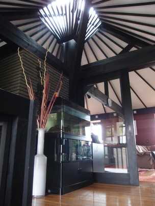 Local appearance photo. Building entrance part. The Company has adopted a top light. 