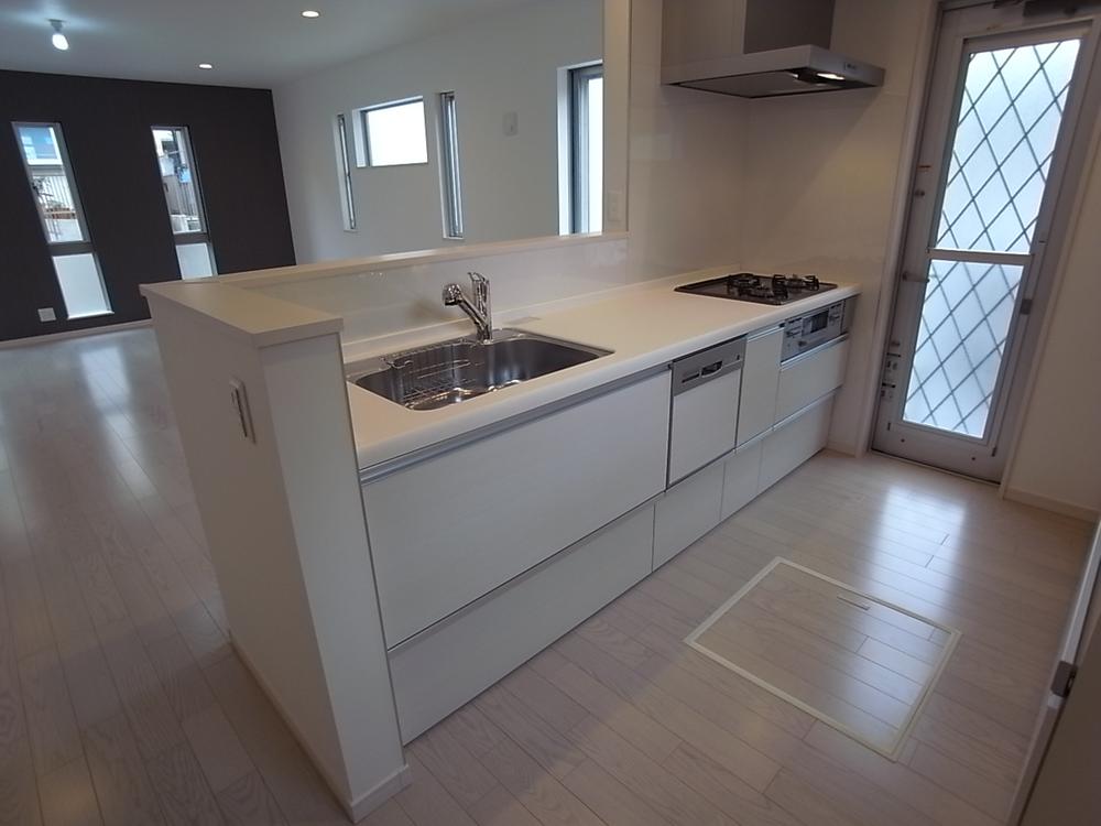 Kitchen. Popular face-to-face kitchen. Also with a convenient back door. Also it comes with of course a dishwasher!