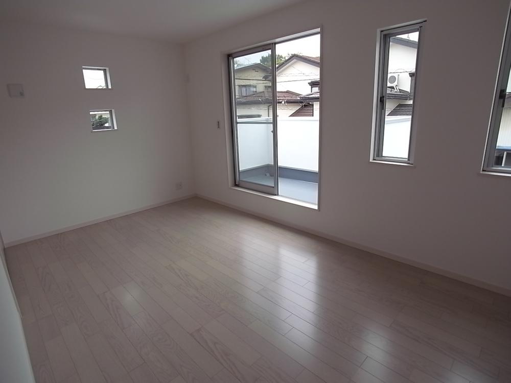 Non-living room. South-facing 7.5 quires of Western-style.