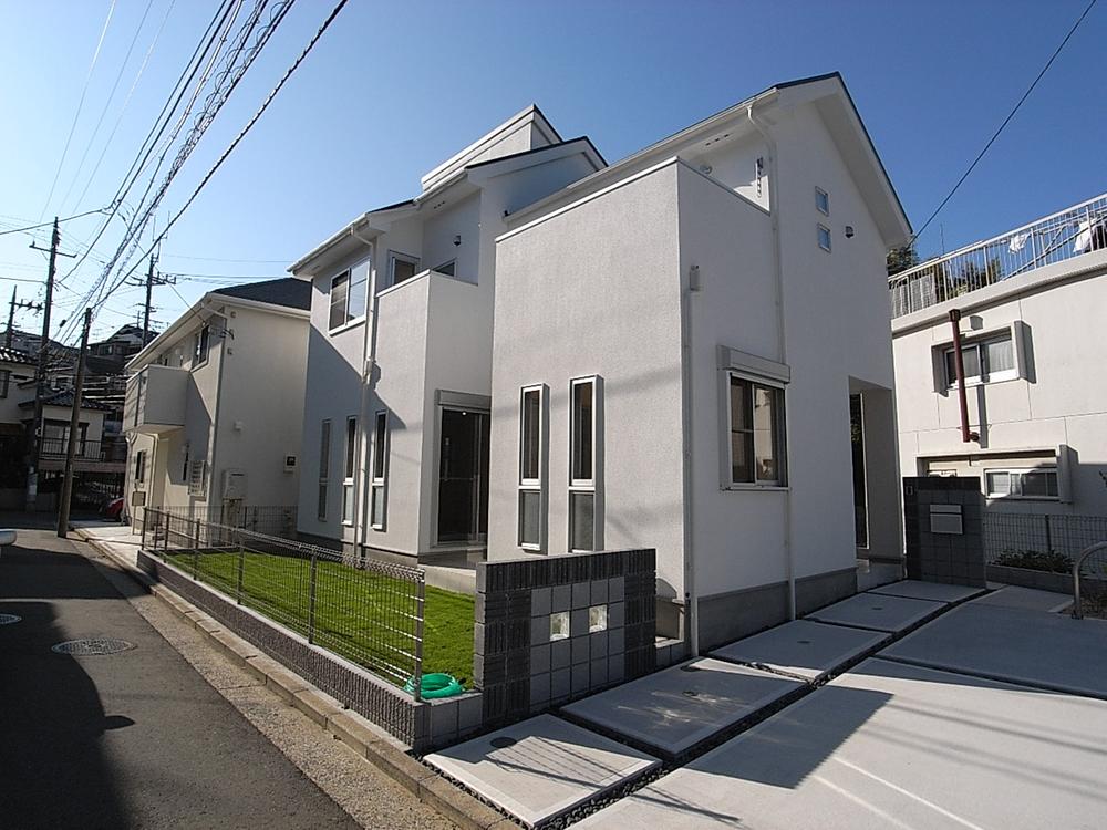 Local appearance photo. Sunny home in the south road. It will also be two parallel car space. Local (10 May 2013) Shooting