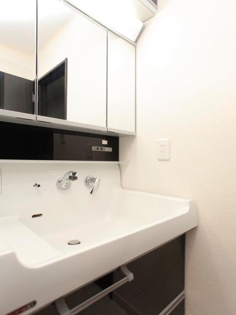 Wash basin, toilet