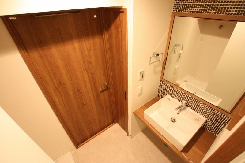 Wash basin, toilet. Lavatory equipped with a linen cabinet.