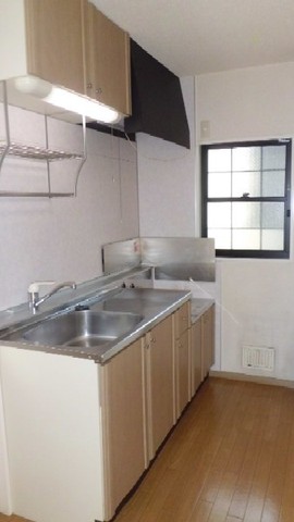 Kitchen. Gas stove can be installed