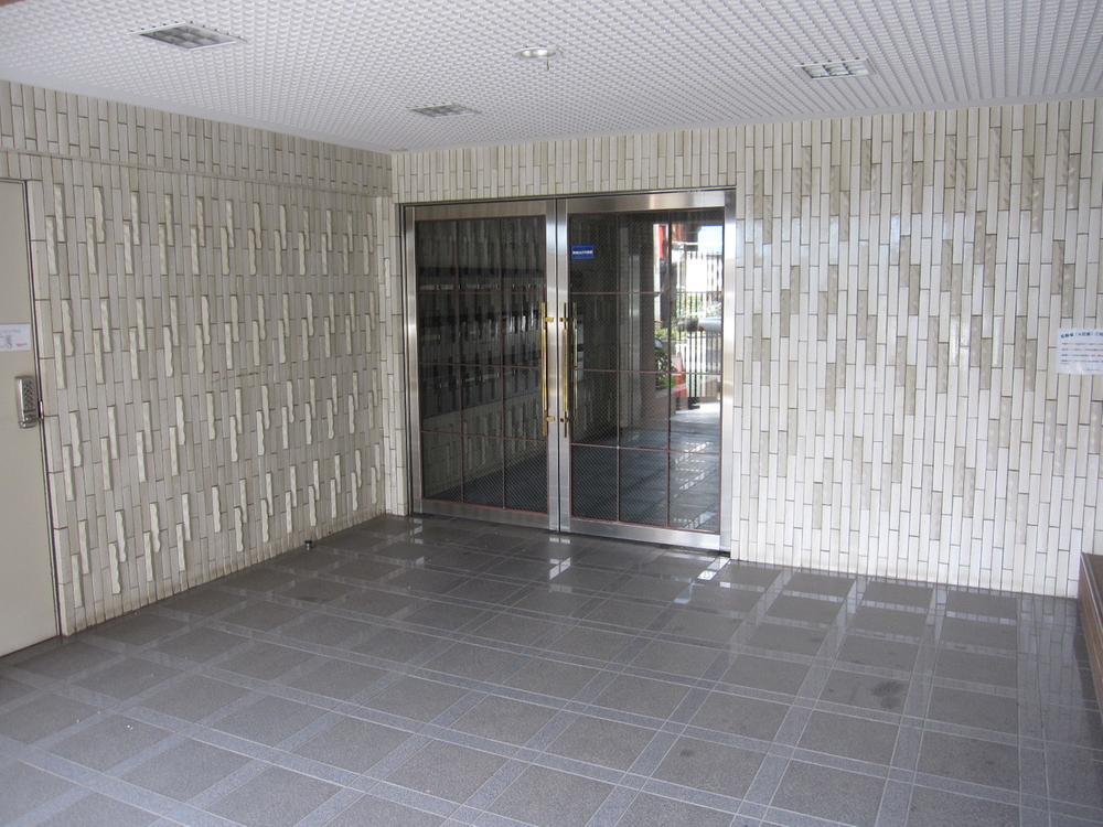 Entrance. Adopt an auto-lock system of the peace of mind