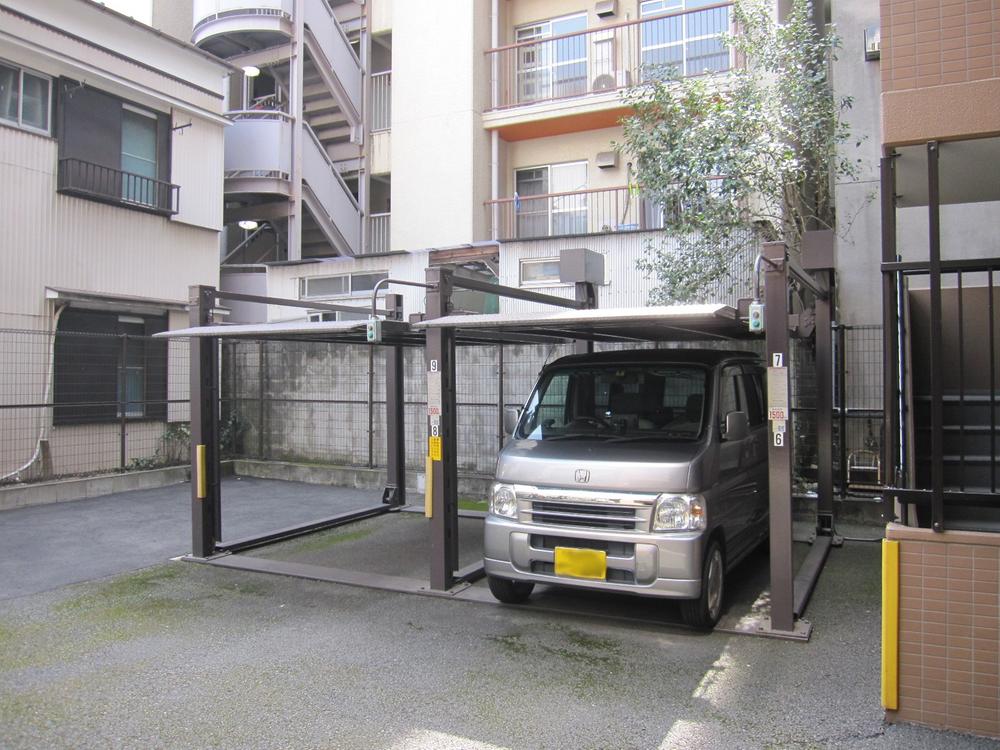 Parking lot. State of the on-site mechanical parking