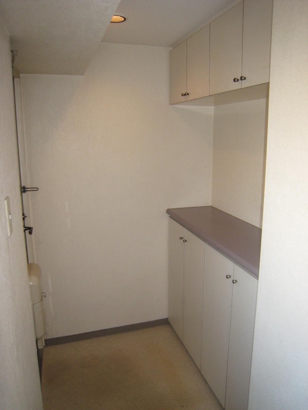 Entrance. The entrance, Storage rack is attached to the upper and lower.