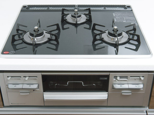 Kitchen.  [Two short beeps and a stove] In addition to incorporating peace of mind function the SI sensor, Temperature control function or double-sided water without a grill, etc., Equipped with the ability to comfortably support the dishes.