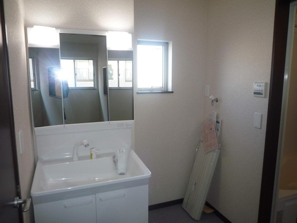 Wash basin, toilet. Convenient three-sided mirror type