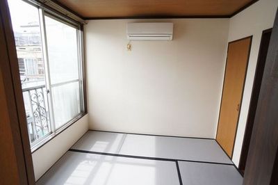 Living and room. The color tatami that do not burn on the day
