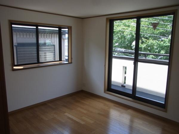 Non-living room. The third floor is a Western-style. Green is visible calm