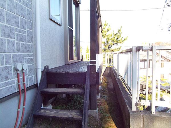 Other local. Living before the wood deck