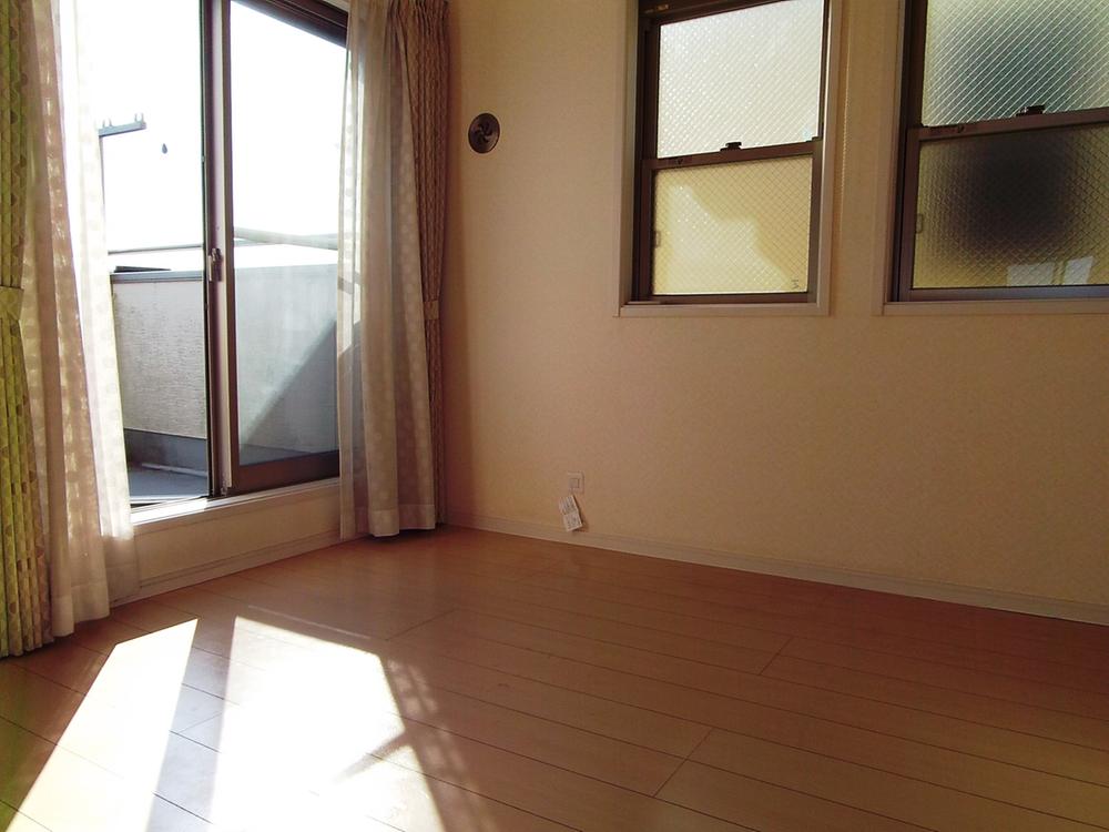 Non-living room. Second floor 6.25 Pledge Western-style