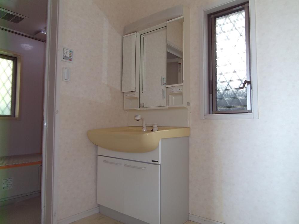 Wash basin, toilet. bathroom
