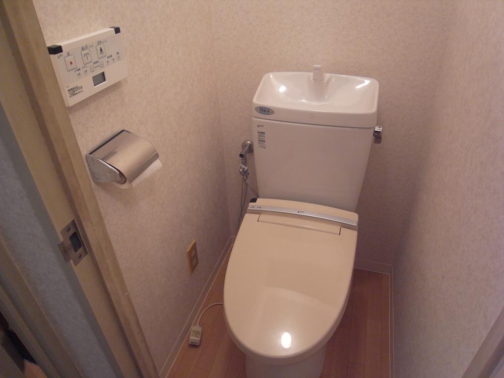 Toilet. Indoor (January 2013) Shooting