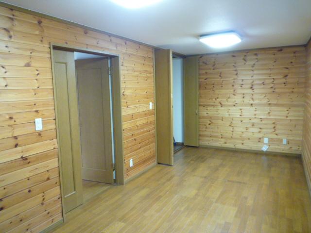 Other introspection. First floor living room and walk-in closet
