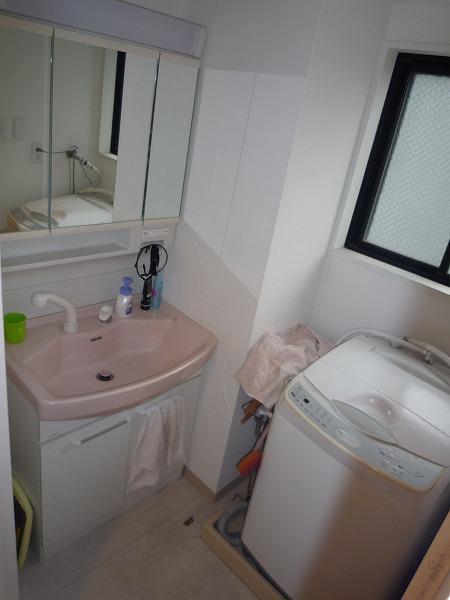 Wash basin, toilet. December 2011 shooting