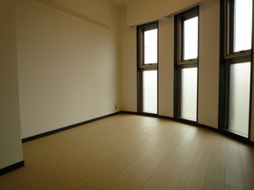 Living and room. Sunny Western-style in the southeast direction
