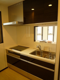 Kitchen. Cuisine can also enjoy a three-necked IH stove with face-to-face system Kitchen