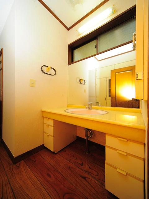 Wash basin, toilet