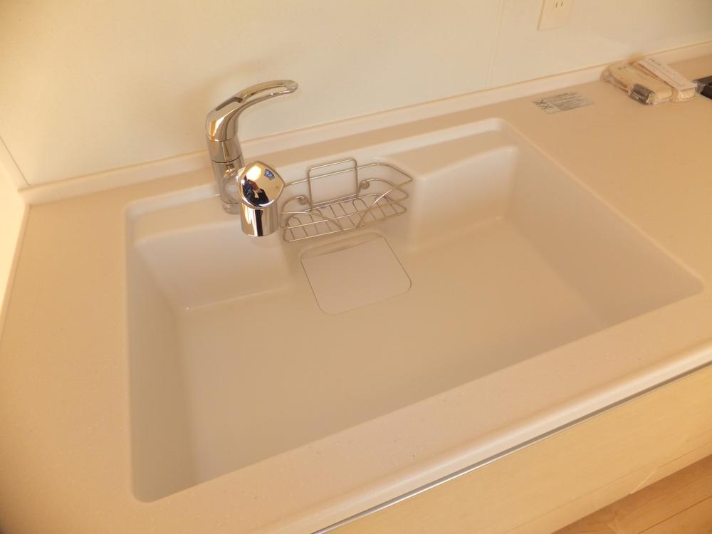 Other Equipment. Kitchen sink, It has a white with a clean feeling to keynote.