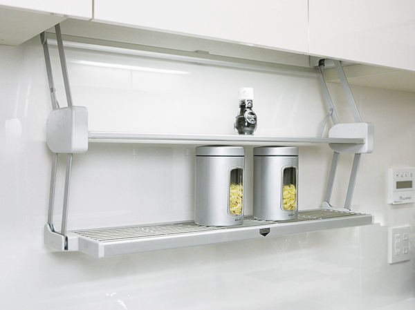 Kitchen.  [Quick palette] Equipped with a quick palette of convenient movable 2 Dantana as temporary storage of cooking the way. The lower part has become a draining shelves put those wet. It fits under the cupboard hanging After use.