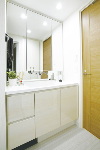 Bathing-wash room.  [Powder Room] Vanity is, The adoption convenient three-sided mirror type in, such as shaving makeup and beard. Storage of Kagamiura has become a convenient cabinet shelves to store small items.