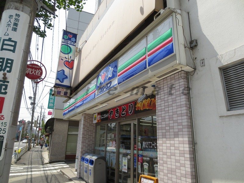 Convenience store. Three F Gumyoji store up (convenience store) 131m