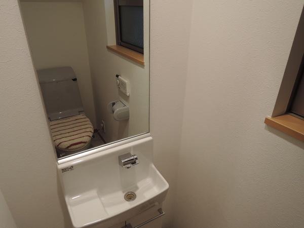 Wash basin, toilet. Interior