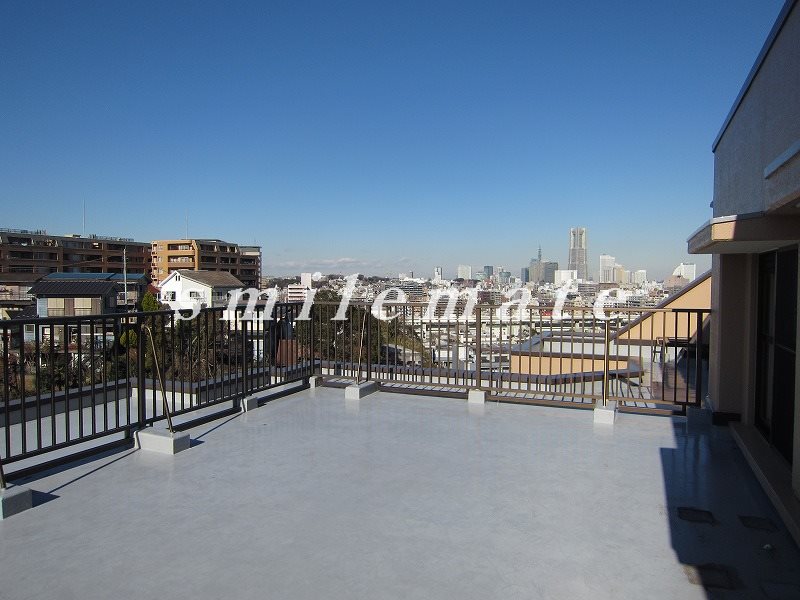 View. This property does not have the other! It is a roof balcony of a superb view!