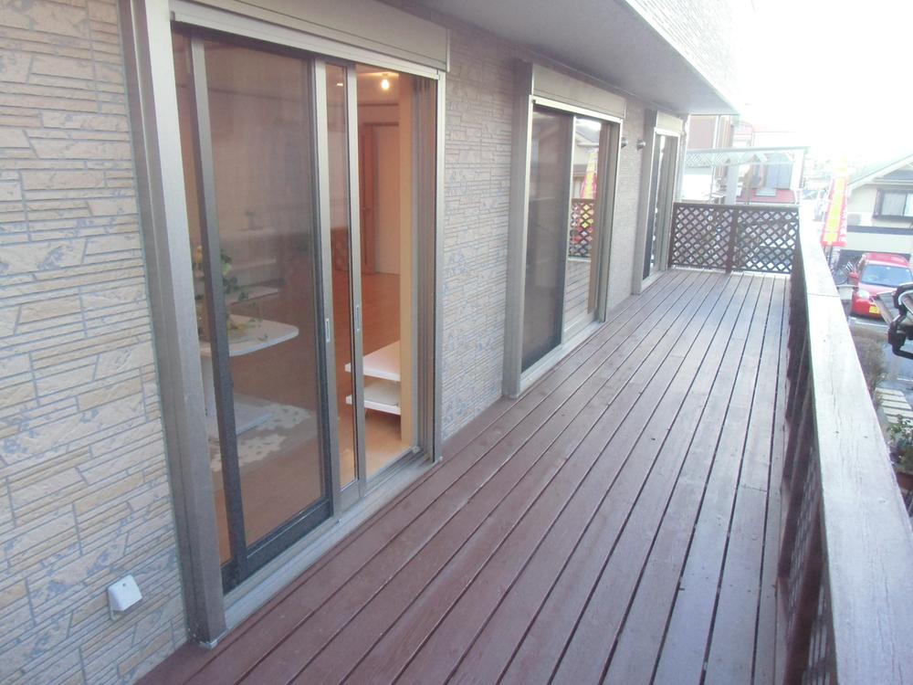 Other local. Spacious wood deck in the living south