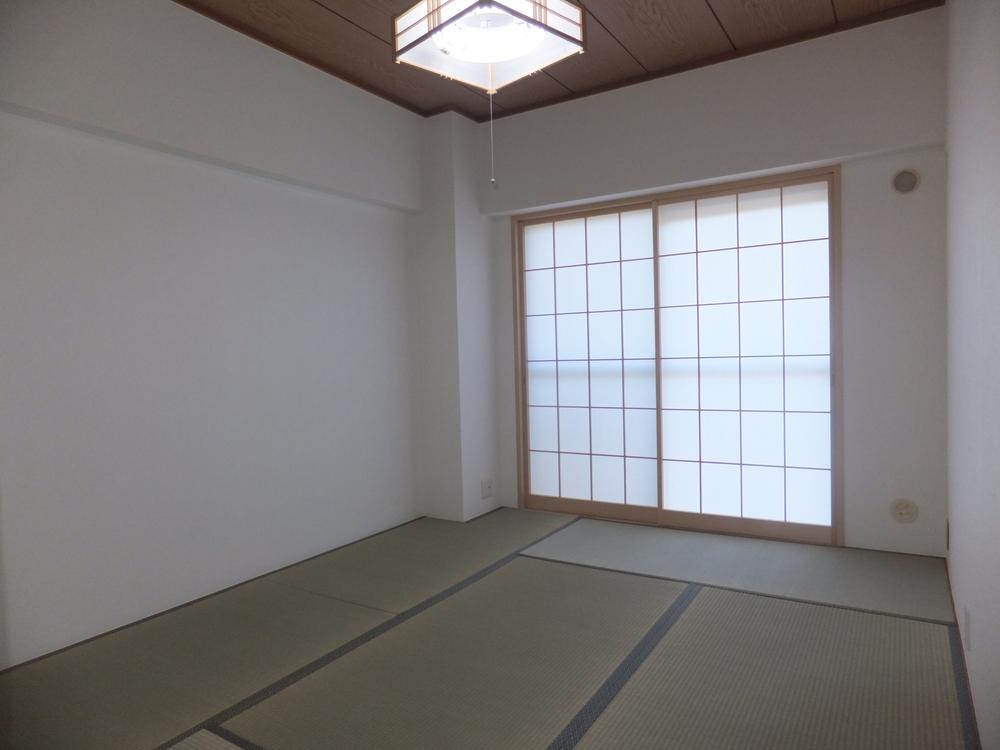 Non-living room. Japanese-style room facing the balcony. Tatami exchange Performed